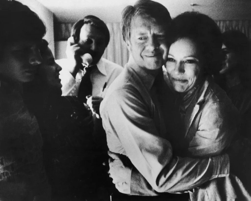 El entonces candidato presidencial demócrata, Jimmy Carter, abraza a su esposa Rosalynn tras recibir la noticia final de su victoria en las elecciones generales, el 2 de noviembre de 1976. Hulton Archive/Getty Images